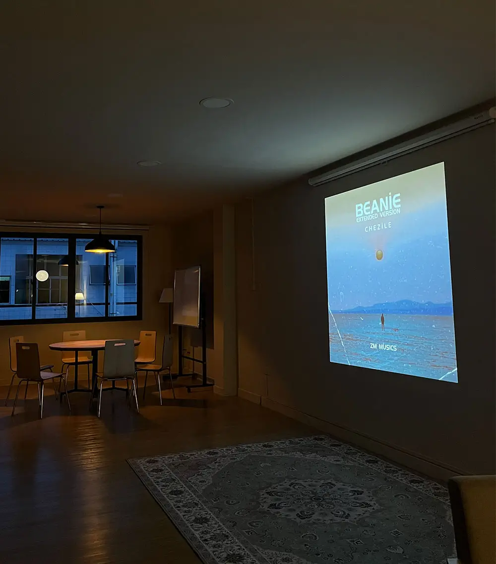 Projector & screen